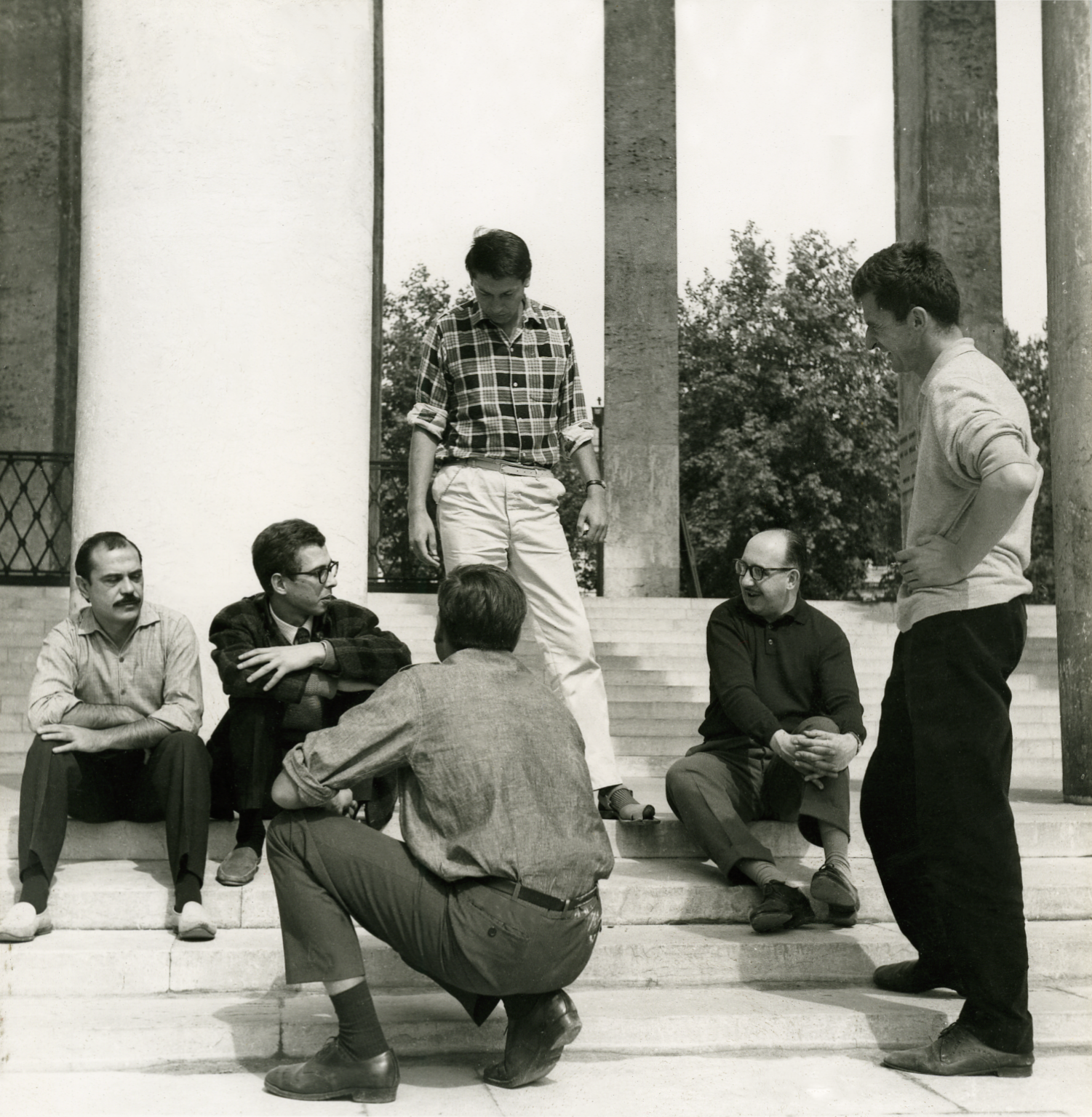 Sur les marches du musée d'Art Moderne de la ville de Paris, 1963