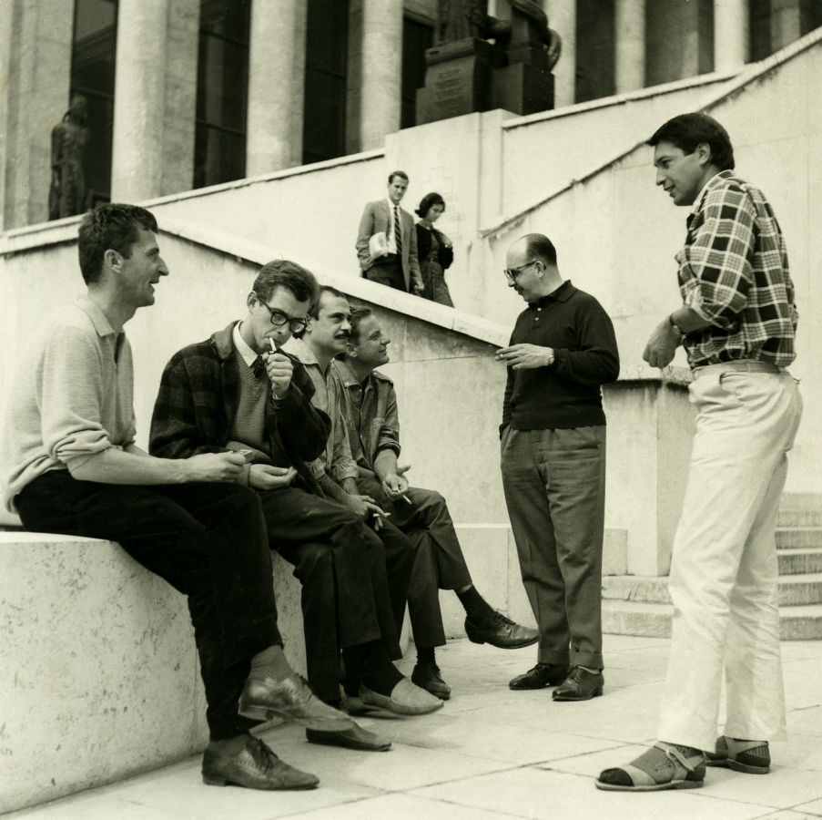 Pause devant le musée d'Art Moderne de la ville de Paris, 1963