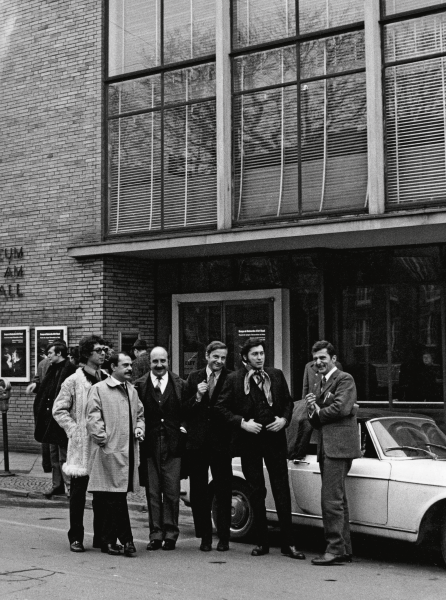 Membres du GRAV devant le Museum am Ostwall, 1968