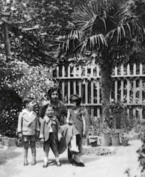 Julio Le Parc, avec sa mère, sa soeur et son frère, Mendoza, 1933