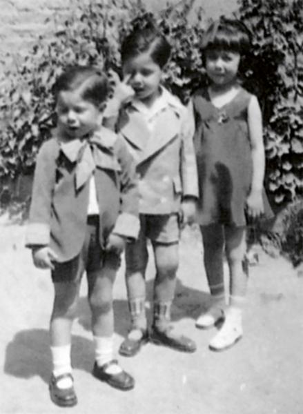 Julio Le Parc avec son frère et sa soeur, Mendoza, 1933