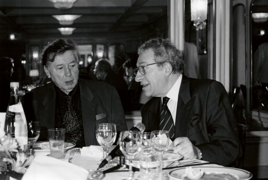 Avec le directeur de l’Espace Electra. Paris, 1996