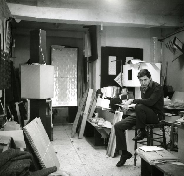 Julio Le Parc dans l'atelier du GRAV, Paris, 1962