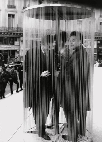 Une journée dans la rue, Pierre Restany et Otto Hahn dans la cage